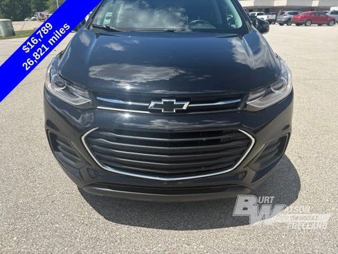 Used 2021 Chevrolet Trax LT w/ Premium Seat Package AWD/4WD image 9