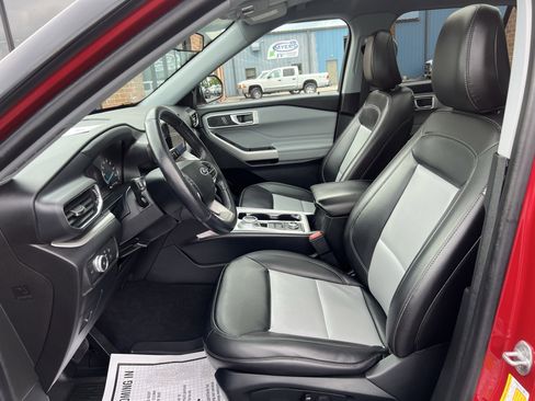Used 2022 Ford Explorer XLT w/ Equipment Group 202A image 15