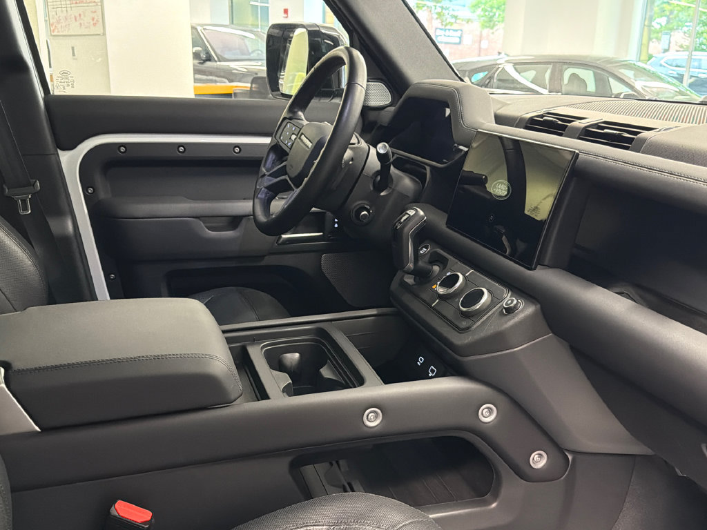 Used 2024 Land Rover Defender 130 X-Dynamic SE AWD/4WD image 11