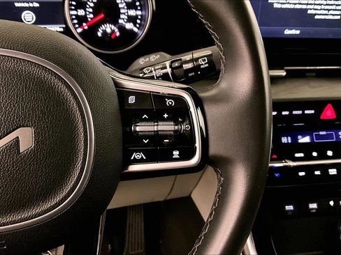 Used 2024 Kia Carnival EX image 18