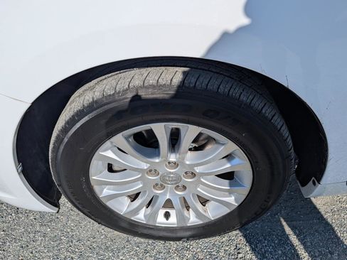 Used 2014 Toyota Sienna XLE image 12