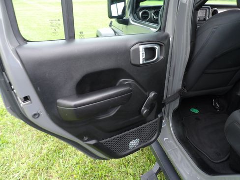 Used 2021 Jeep Gladiator Sport AWD/4WD image 11