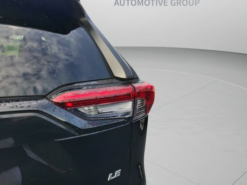 Used 2019 Toyota RAV4 LE FWD image 18