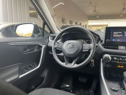 Used 2025 Toyota RAV4 LE image 33