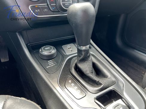 Used 2019 Jeep Cherokee Limited AWD/4WD image 24