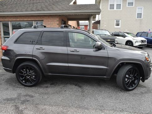 Used 2020 Jeep Grand Cherokee Altitude image 2