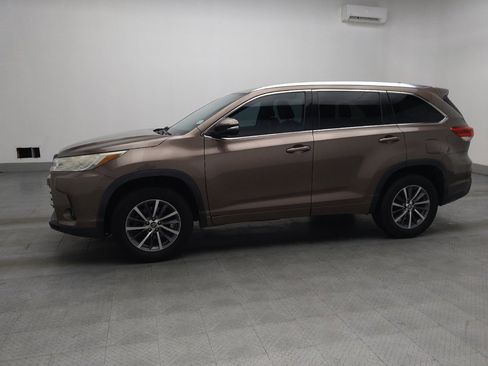 Used 2018 Toyota Highlander XLE FWD image 2