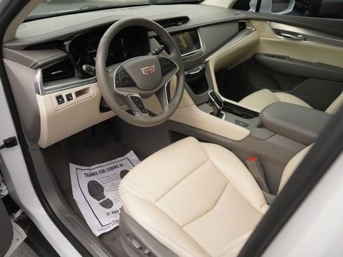 Used 2018 Cadillac XT5 Luxury w/ Driver Awareness Package FWD image 8