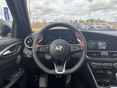 Certified 2025 Alfa Romeo Giulia AWD w/ Driving Assist Package image 15