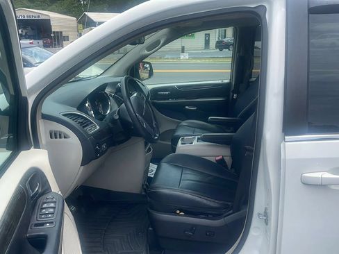 Used 2013 Chrysler Town & Country Touring FWD image 11