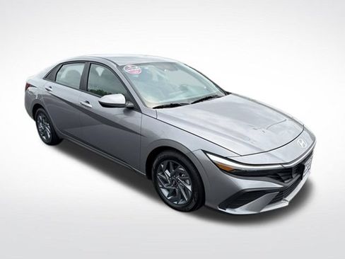Used 2024 Hyundai Elantra SEL FWD image 8