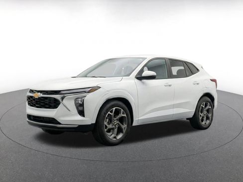 Used 2025 Chevrolet Trax LT w/ LT Convenience Package FWD image 3