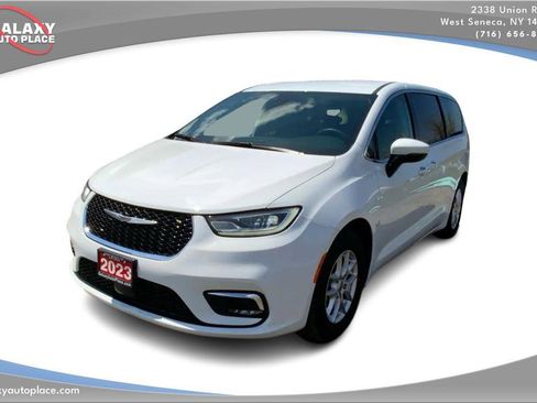 Used 2023 Chrysler Pacifica Touring-L FWD image 1
