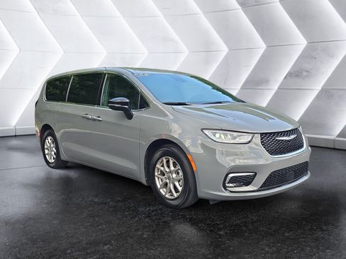 Used 2025 Chrysler Pacifica Select FWD image 7