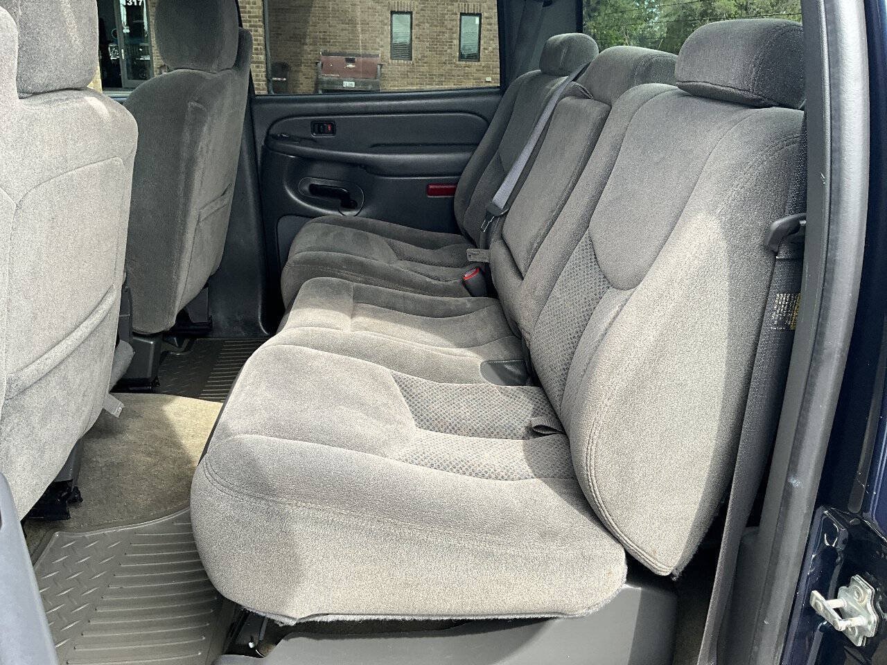 Used 2005 Chevrolet Silverado 2500 LS w/ Heavy-Duty Power Package AWD/4WD image 26