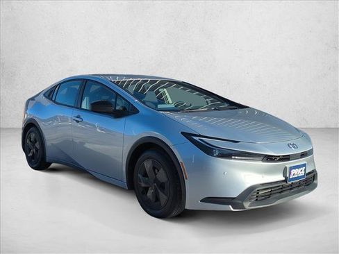 Used 2025 Toyota Prius LE image 3