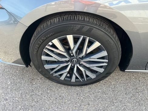 Used 2025 Nissan Altima 2.5 SV FWD image 19