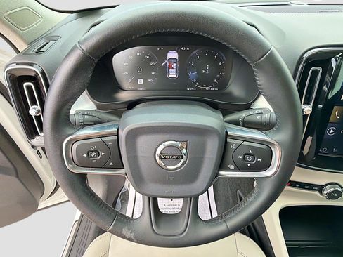 Used 2021 Volvo XC40 T5 Momentum w/ Premium Package AWD/4WD image 38