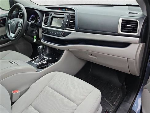 Used 2019 Toyota Highlander LE image 19