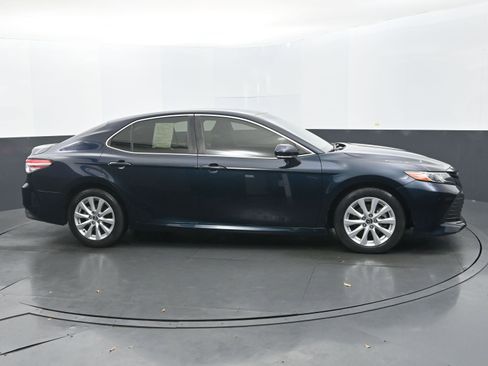 Used 2018 Toyota Camry LE image 6