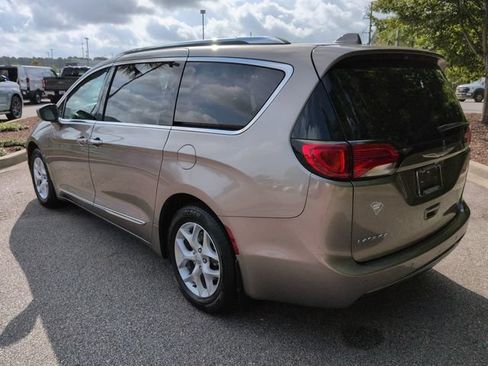 Used 2017 Chrysler Pacifica Touring-L Plus w/ Tire & Wheel Group FWD image 6