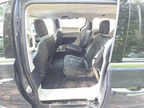 Used 2020 Chrysler Pacifica Touring-L w/ Advanced Safetytec Group FWD image 25