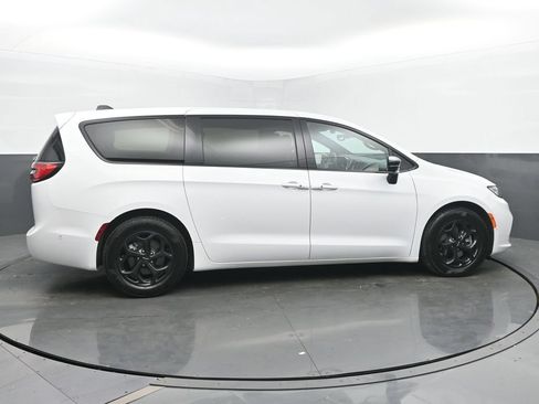 Used 2024 Chrysler Pacifica Limited FWD image 6
