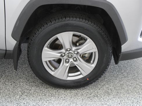 Used 2022 Toyota RAV4 XLE AWD/4WD image 5