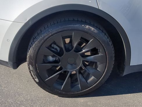 Used 2021 Tesla Model Y Long Range image 12