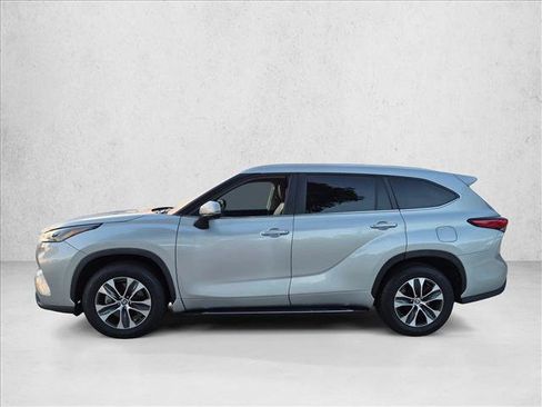 Used 2023 Toyota Highlander XLE FWD image 8