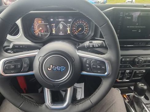 Used 2026 Jeep Wrangler Unlimited Sahara AWD/4WD image 13