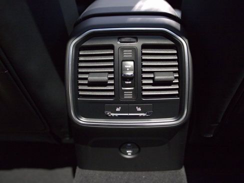 Certified 2025 Porsche Macan Turbo image 31