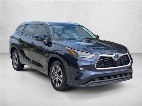 Used 2022 Toyota Highlander XLE FWD image 3