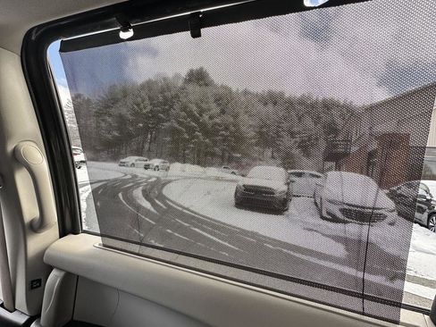 Used 2023 Chrysler Pacifica Touring-L image 25