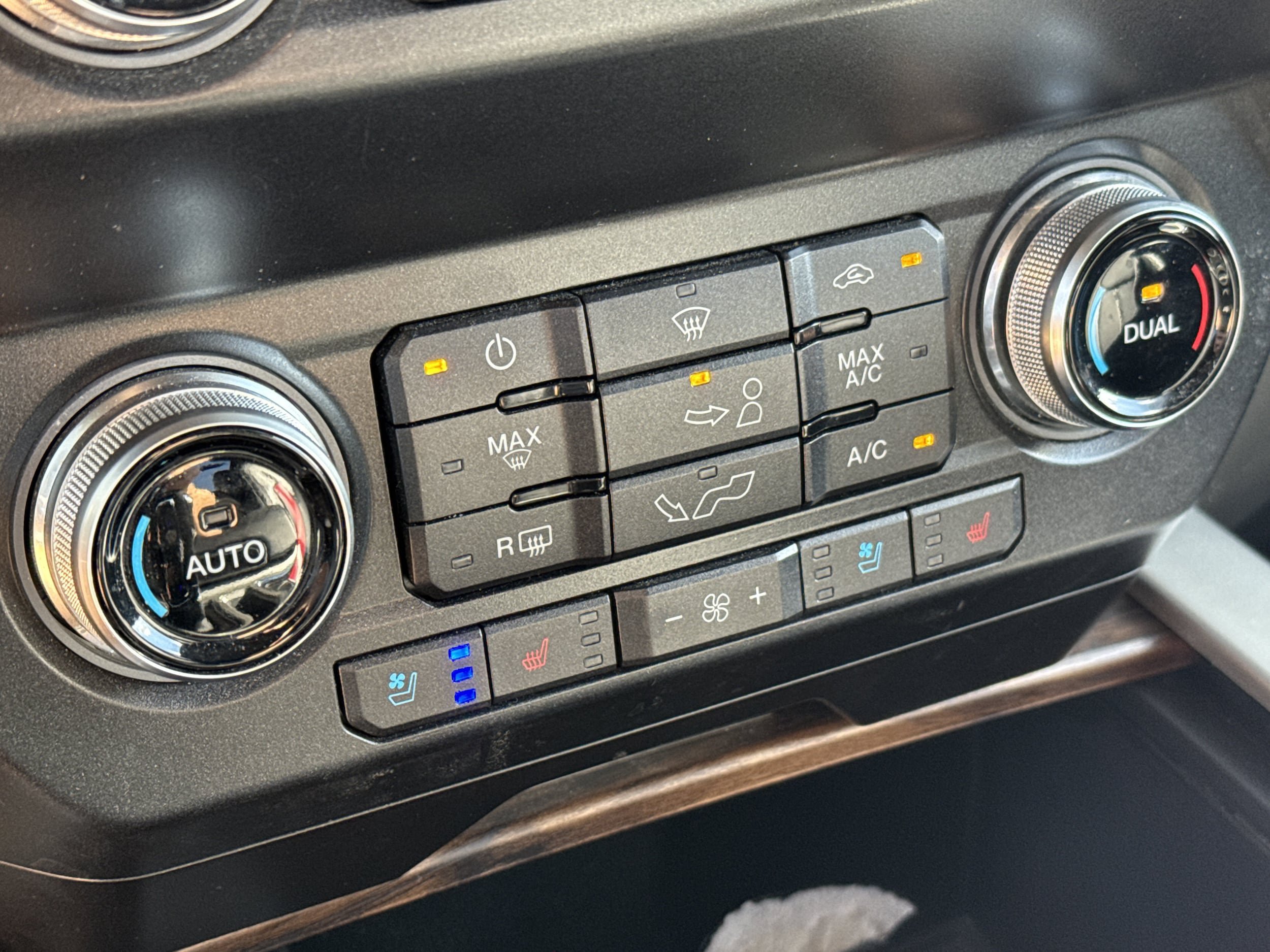 Used 2019 Ford F150 Lariat w/ Equipment Group 502A Luxury AWD/4WD image 31