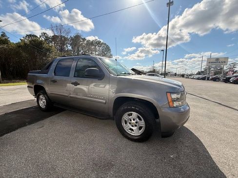 Used 2008 Chevrolet Avalanche LS image 3