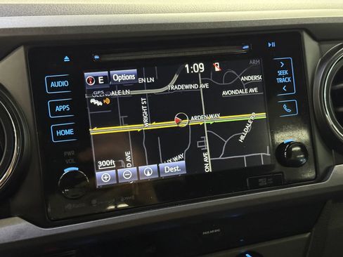 Used 2018 Toyota Tacoma TRD Off-Road w/ Technology Package image 31