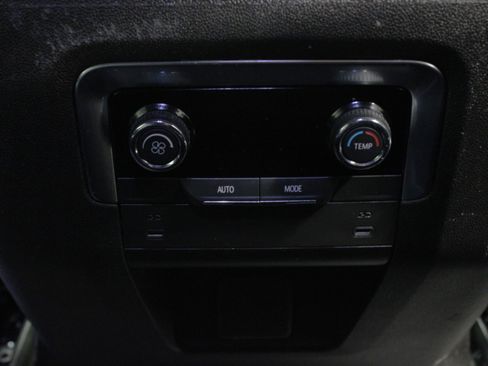 Used 2025 Chevrolet Suburban Z71 image 18