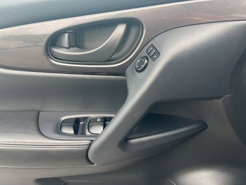 Used 2019 Nissan Rogue S image 19