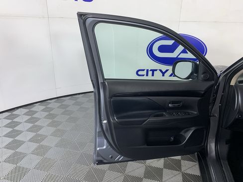 Used 2020 Mitsubishi Outlander SE FWD image 13