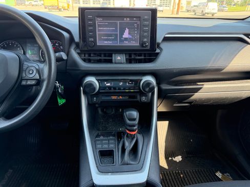 Used 2019 Toyota RAV4 LE AWD/4WD image 18