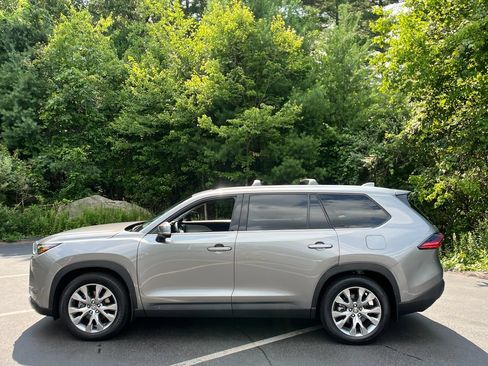 Used 2025 Toyota Grand Highlander AWD image 2
