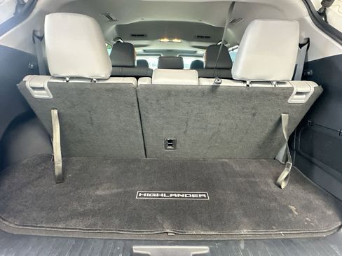 Used 2021 Toyota Highlander XLE FWD image 25