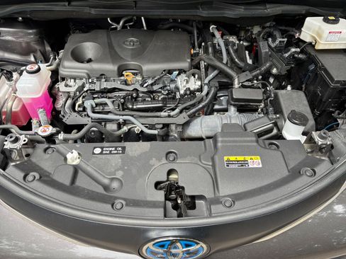 Used 2024 Toyota Sienna XLE FWD image 35