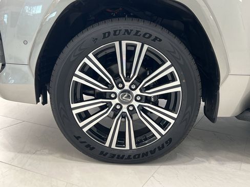 Used 2025 Lexus LX 700h Luxury image 10