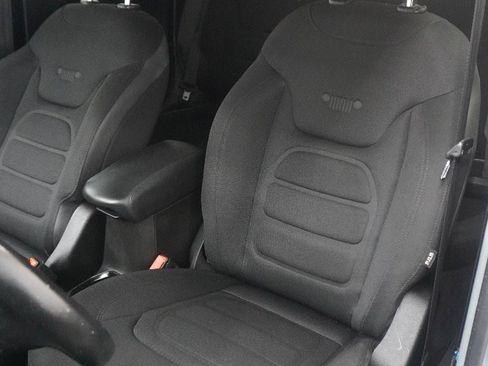 Used 2017 Jeep Renegade Altitude AWD/4WD image 4