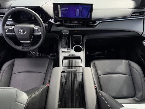 Used 2025 Toyota Sienna XSE image 11