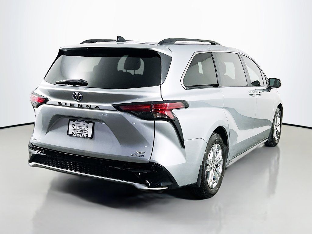 Used 2023 Toyota Sienna XSE w/ XSE Plus Package AWD/4WD image 7