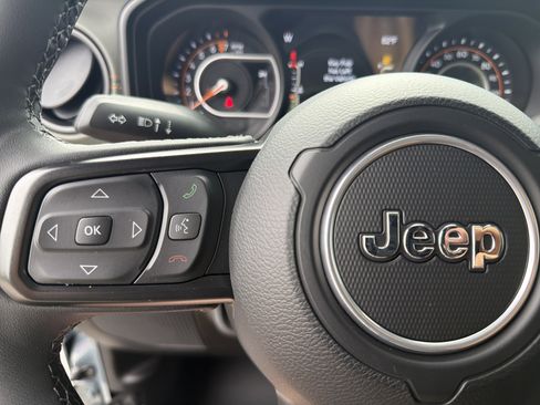 Used 2025 Jeep Gladiator Mojave AWD/4WD image 10