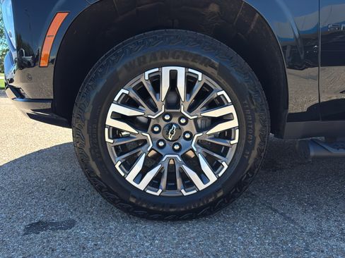 Used 2025 Chevrolet Suburban Z71 AWD/4WD image 22